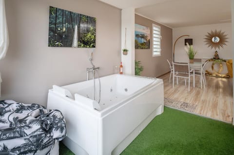 Goldy House, logement vue mer , 10min port et aéroport Apartment in Le Gosier