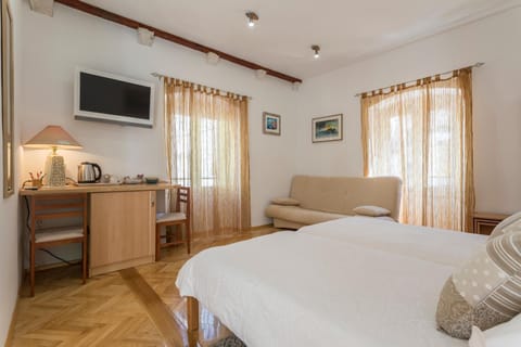 Photo of the whole room, Decorative detail, Bedroom, Non alcoholic drinks