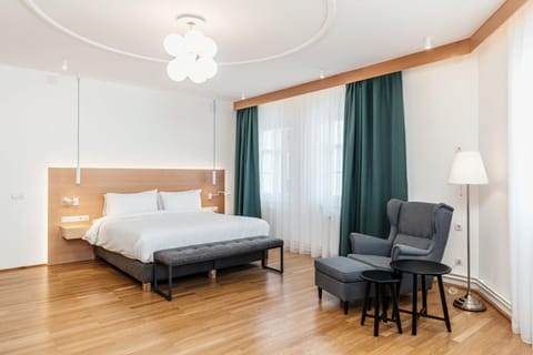 Bed, Seating area