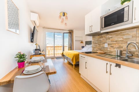Bed, TV and multimedia, Kitchen or kitchenette, Photo of the whole room, Dining area, Bedroom, oven, stove