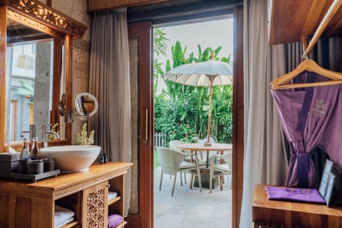 Toilet, Seating area