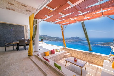 Day, Natural landscape, View (from property/room), Balcony/Terrace, Seating area, Dining area, Mountain view, Pool view, Sea view, Swimming pool, sunbed