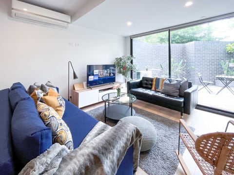 TV and multimedia, Living room, Seating area, air conditioner