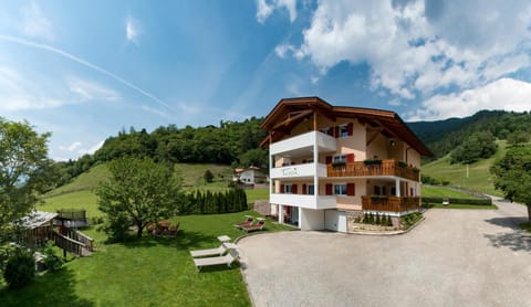 Property building, Spring, Day, Natural landscape, Garden, View (from property/room), Balcony/Terrace, Garden view, Mountain view
