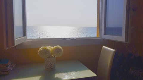 Photo of the whole room, Dining area, Sea view