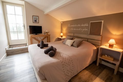 Bed, TV and multimedia, Photo of the whole room, Bedroom, towels