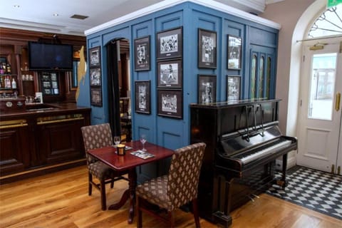 Restaurant/places to eat, Lounge or bar