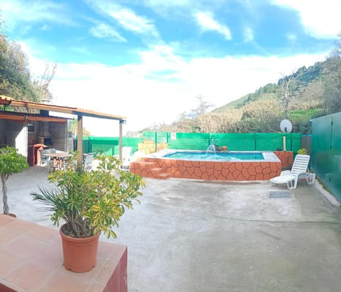 Property building, BBQ facilities, Swimming pool