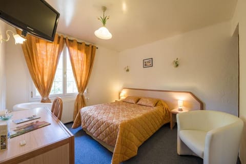 Bed, TV and multimedia, Bedroom