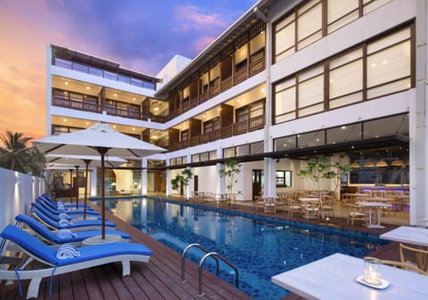 Swimming pool