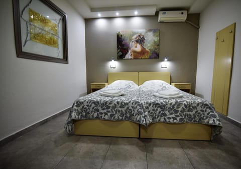 Bed, Photo of the whole room, Bedroom, air conditioner
