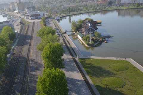 Bird's eye view, Area and facilities