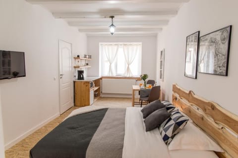 Bed, Dining area
