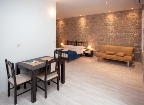Bed, Seating area