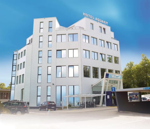 Facade/entrance, Location, Parking