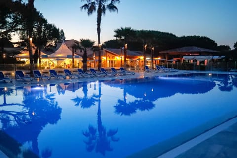 Restaurant/places to eat, Pool view, Swimming pool, Breakfast, sunbed