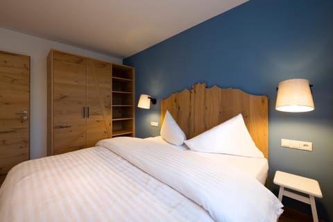 Photo of the whole room, Bedroom, wardrobe