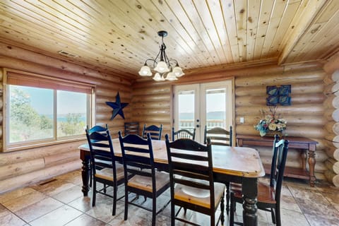 Big Bear Cabin Cabin in Garden City