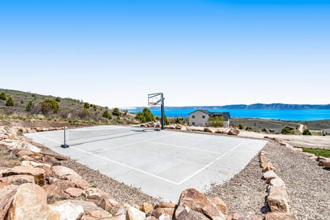Eagle Feather Lookout House in Garden City