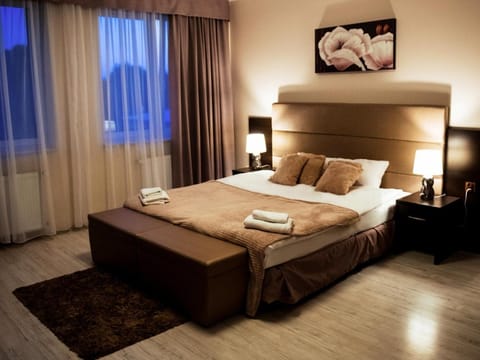 Bed, View (from property/room), Photo of the whole room, Decorative detail, Bedroom, towels