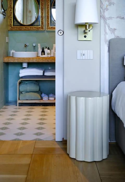 Bed, Bedroom, towels