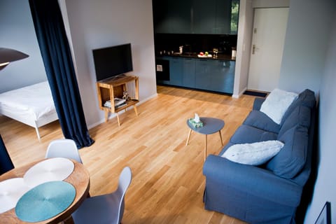 Coffee/tea facilities, Kitchen or kitchenette, Living room, Dining area