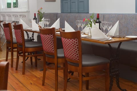 Restaurant/places to eat, Decorative detail, Breakfast, Lunch, Dinner, Alcoholic drinks, Non alcoholic drinks