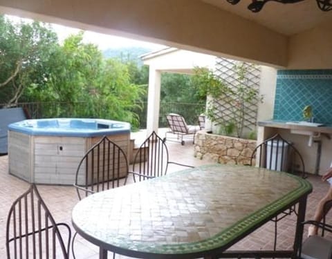 Day, Hot Tub, Dining area