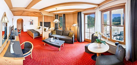 Communal lounge/ TV room, Living room, Seating area