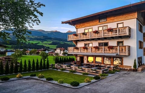 Property building, Day, Natural landscape, Garden, Balcony/Terrace