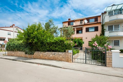 Property building, Facade/entrance, Neighbourhood, Street view