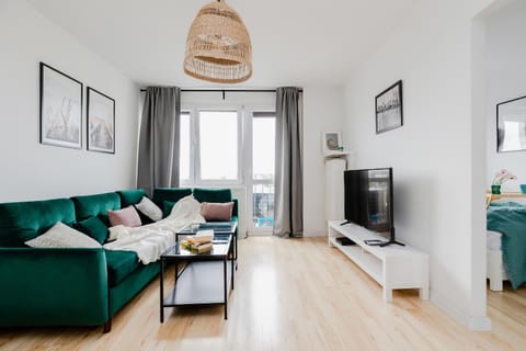 Bed, TV and multimedia, Living room, Seating area
