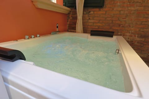 BolognaRoomscom - Isaia Garden Private Garden Spa Bath House in Bologna