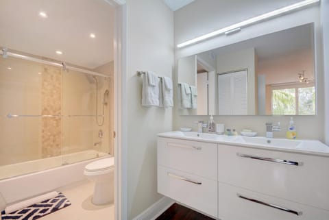 Renovated 2/2 Unit at Yacht Club/Aventura Apartment in Aventura