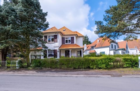 Property building, Day, Neighbourhood, Garden, Garden view, Street view