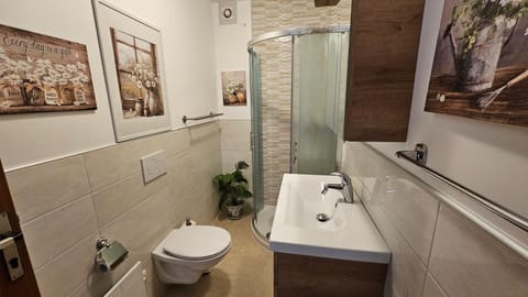 Shower, Toilet, Bathroom, Bath