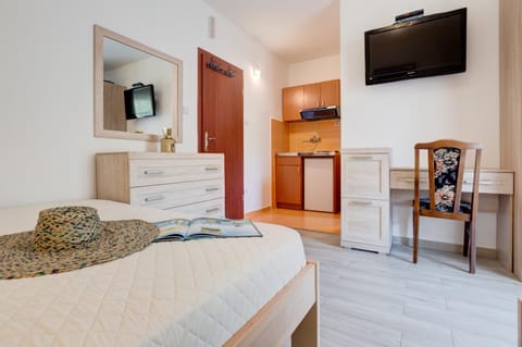 TV and multimedia, Kitchen or kitchenette, Seating area, Bedroom