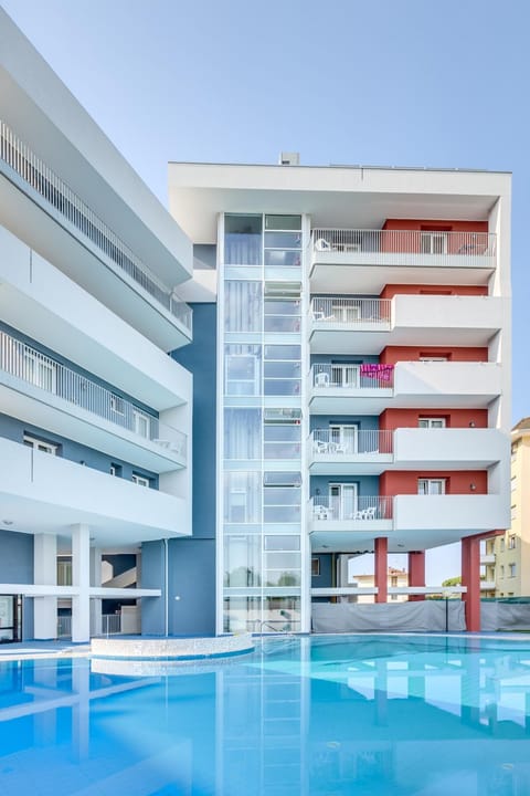 Facade/entrance, Swimming pool