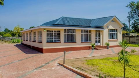 Property building, Communal lounge/ TV room, Facade/entrance, Activities, Garden, View (from property/room), Business facilities, Meeting/conference room, Guests, Garden view, group of guests, Family, Parking, furniture, locker, towels, wedding