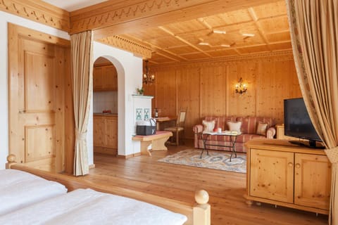 Living room, Photo of the whole room, Decorative detail, Decorative detail, Bedroom, Mountain view