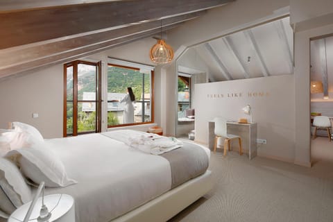 Bed, Natural landscape, Photo of the whole room, Bedroom