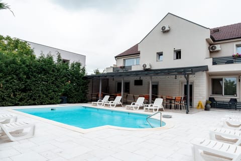 Property building, Patio, Day, Balcony/Terrace, Swimming pool, sunbed