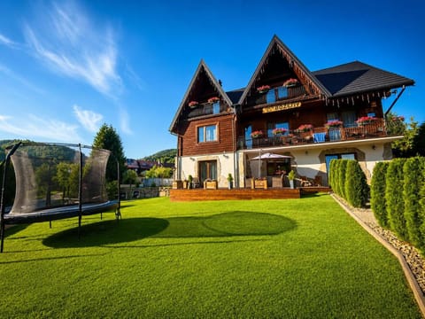 Property building, Spring, Day, Natural landscape, Garden, Garden view, Mountain view