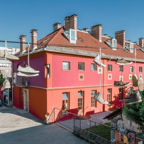 Property building, Neighbourhood