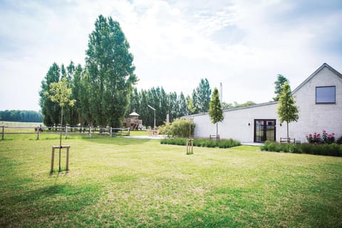 Property building, Facade/entrance, BBQ facilities, Garden, Garden view