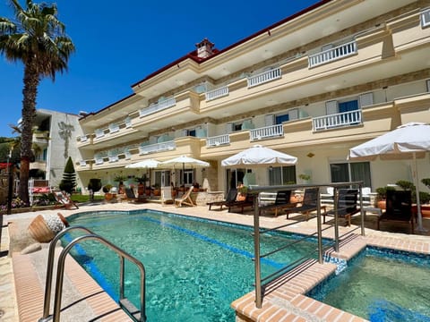 Property building, Swimming pool, sunbed