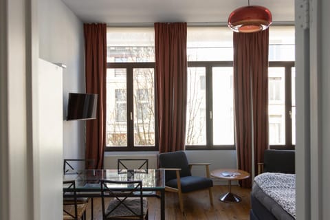 TV and multimedia, Photo of the whole room, Seating area, Dining area