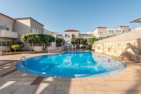 Property building, Day, Pool view, Swimming pool