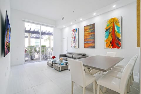 TV and multimedia, Living room, Decorative detail, Seating area, Dining area