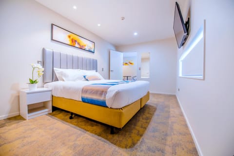 Bed, TV and multimedia, Bedroom, City view, internet, locker